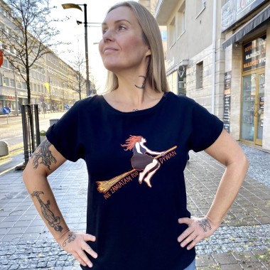 PRZEDSPRZEDAŻ - Koszulka bawełniana z grafiką DUŻA CZAROWNICA NIE ZAMIATAM POD DYWAN